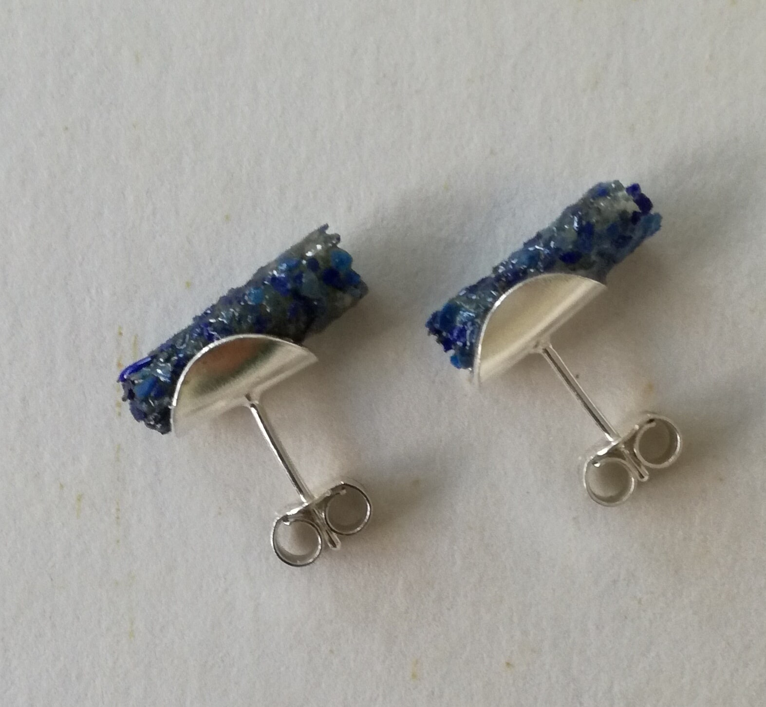 Volledig zilveren oorstekers met kokers van lapis lazuli